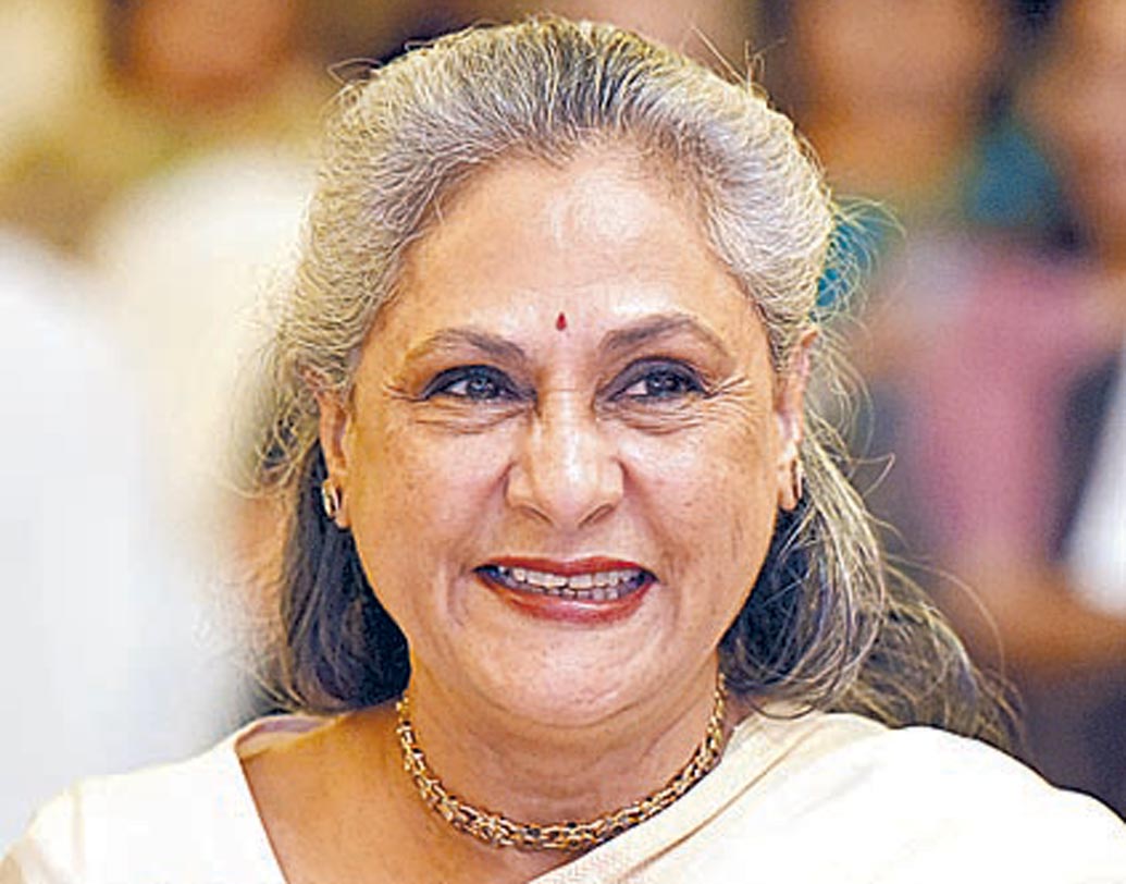 ‘শাহেনশা’ ছবিটির জন্য আসমুদ্রহিমাচলের মন জিতে নিয়েছিলেন অমিতাভ বচ্চন। ছবিটি হিট হওয়ার পর থেকে আজ অবধি বলিউডের শাহেনশা বলতে এক কথায় সকলে অমিতাভ বচ্চনকেই চিনতে পারেন। কিন্তু এই ছবিটি সুপারহিট হওয়ার পিছনে রয়েছে অমিতাভ বচ্চন পত্নী জয়া বচ্চনের হাত। জয়াই ছবিটির রাফ ড্রাফ্ট লিখেছিলেন। আর তার পরেই ইন্দ্ররাজ আনন্দ ছবিটির মূল চিত্রনাট্যে হাত দেন।