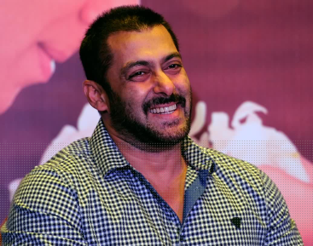 চিত্রনাট্য লিখেই বলিউডের জার্নিটা শুরু করতে চেয়েছিলেন সলমন খান। কিন্তু হয়ে গেলেন অভিনেতা। ১৯৯০ এর ‘বাঘি: অ রেবেল ফর লভ’ ছবিটির চিত্রনাট্য লিখেছিলেন সলমন নিজেই। ১৫ বছর বয়সী নাগমার আত্মপ্রকাশ ঘটেছিল সেই ছবি দিয়ে। আবার ঠিক তার ২০ বছর পরে অর্থাৎ ২০১০ সালে ‘বীর’ ছবিটিরও চিত্রনাট্য লেখেন সলমন। জারিন খানের ডেবিউ ছবি ‘বীর’ ছবিটি ছিল সলমনের ড্রিম প্রজেক্ট।