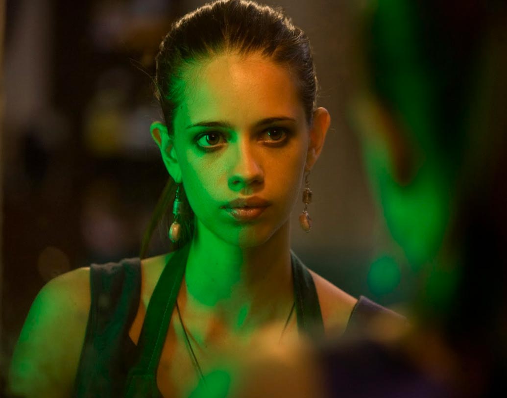 তখন সদ্য বিবাহিত অভিনেত্রী কল্কি কেঁকলা ও পরিচালক অনুরাগ কাশ্যপ। মাঝেমধ্যেই কল্কির নাটক দেখতে চলে যেতেন অনুরাগ। হঠাৎই একদিন কল্কির একটি নাটক বেজায় পছন্দ হয়ে যায় পরিচালকের। আর তার পরই সেই নাটকটি নিয়ে ছবি করবেন বলে মনোস্থির করেন অনুরাগ কাশ্যপ। যদিও চিত্রনাট্য লিখতে কল্কিকেই অনুরোধ করেন অনুরাগ। কল্কির লেখা এবং অনুরাগ কাশ্যপ পরিচালিত ‘দ্য গার্ল ইন ইয়েলো বুটস্’ ছবিটি পছন্দ করেছিলেন বহু দর্শক।