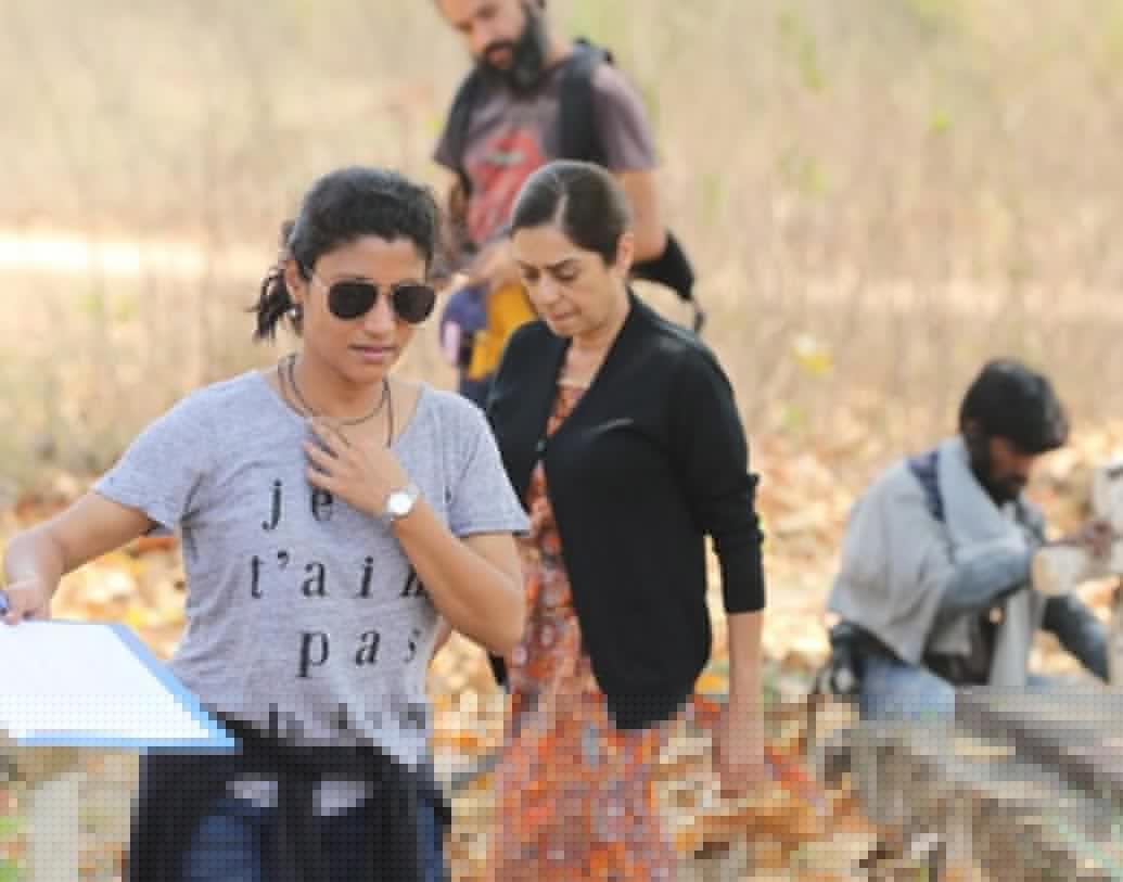 তাঁর মুকুটে যুক্ত হয়েছে নতুন পালক। পরিচালনার পাশাপাশি নিজের প্রথম ছবি ‘অ ডেথ ইন দ্য গুঞ্জ’ এর চিত্রনাট্যও লেখেন বলিউডের কোকো অর্থাৎ কঙ্কনা সেন শর্মা। আর প্রথম ছবি দিয়েই বলিউডের প্রথম সারির পরিচালকদের দলে নাম লিখিয়ে নেন কঙ্কনা।