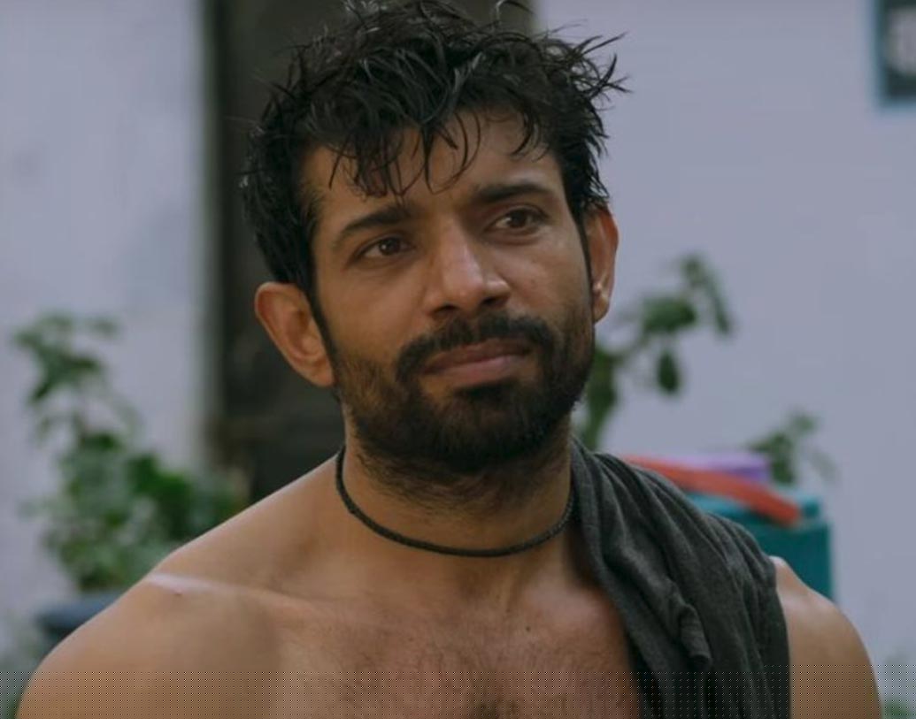 দিন কয়েক আগেই মুক্তি পেয়েছে অনুরাগ কাশ্যপ পরিচালিত ছবি ‘মুক্কেবাজ’। কিন্তু এই ছবি অনুরাগের মাথা থেকে আসেনি। বরং ছবির অভিনেতা বিনীত সিংহ এই ছবির চিত্রনাট্য লিখেছিলেন। চিত্রনাট্য লিখেই ভিনিত চলে আসেন অনুরাগের কাছে। আর অভিনেতা হিসেবে নিজের নামটাও পাকাপাকি করে নেন তিনি।