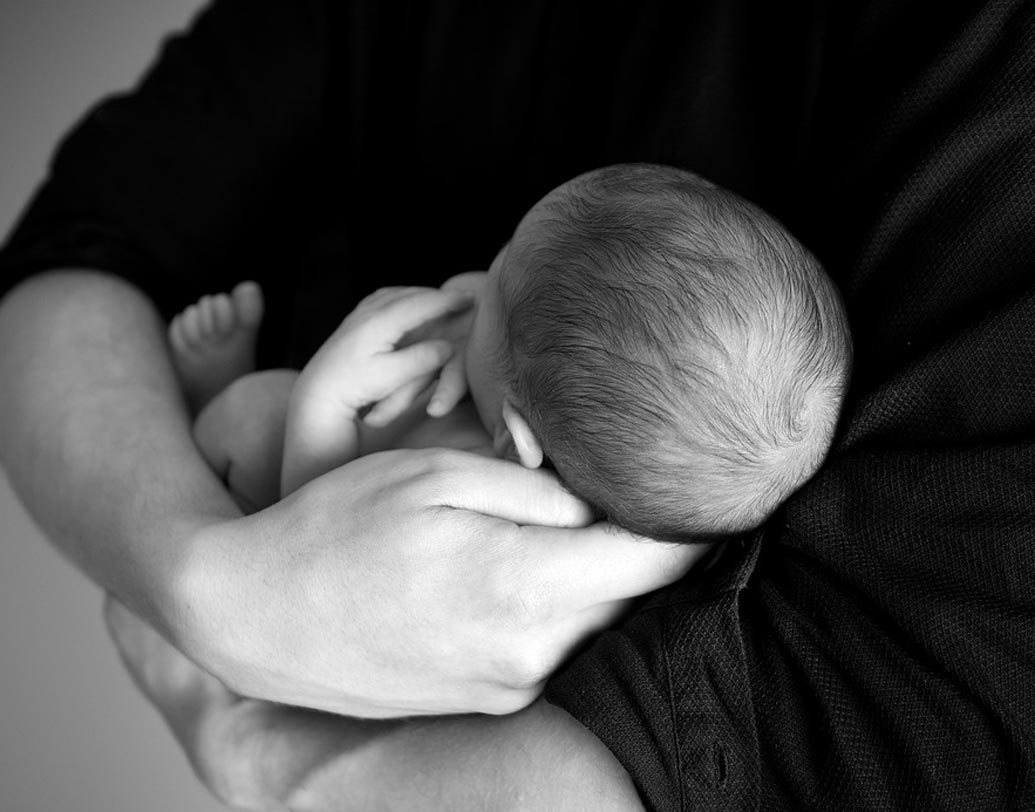 ইউনিসেফ বলছে, বিশ্বের মধ্যে ৮০ শতাংশ শিশুর মৃত্যু হয় সময়ের আগে প্রসব, প্রসবকালীন জটিলতা, উপযুক্ত চিকিৎসা পদ্ধতির অভাবে। তা ছাড়া, নিউমোনিয়া এবং সেপসিসের মতো সংক্রমণ জনিত কারণেও জন্মের পর বেশির ভাগ শিশুর মৃত্যু হয়।