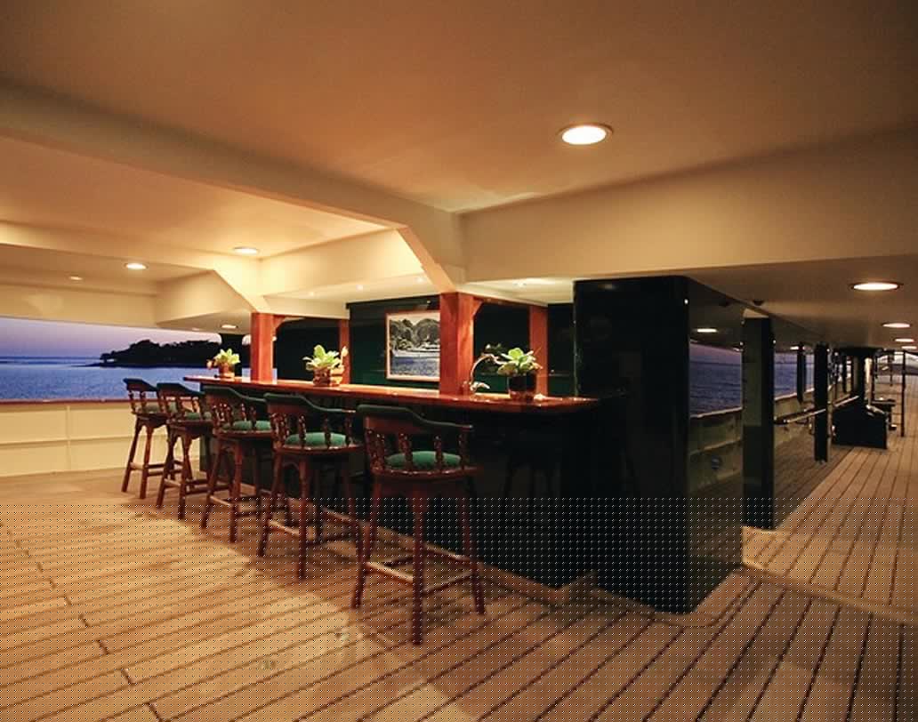 এই ভাসমান রেস্তোরাঁয় ওপেন এয়ার ডেক, বার, রেস্তোরাঁ এবং প্রাইভেট ডাইনিং-এর জন্য জায়গা রয়েছে। বার্থডে ও ছবির সাফল্যের সেলিব্রেশনে এলাহি পার্টির আয়োজন করা হয়েছে বলে খবর। শুধু দেশীয় নয়, থাকছে ইউরোপ এবং ইতালির বিভিন্ন সুস্বাদু খাবার।