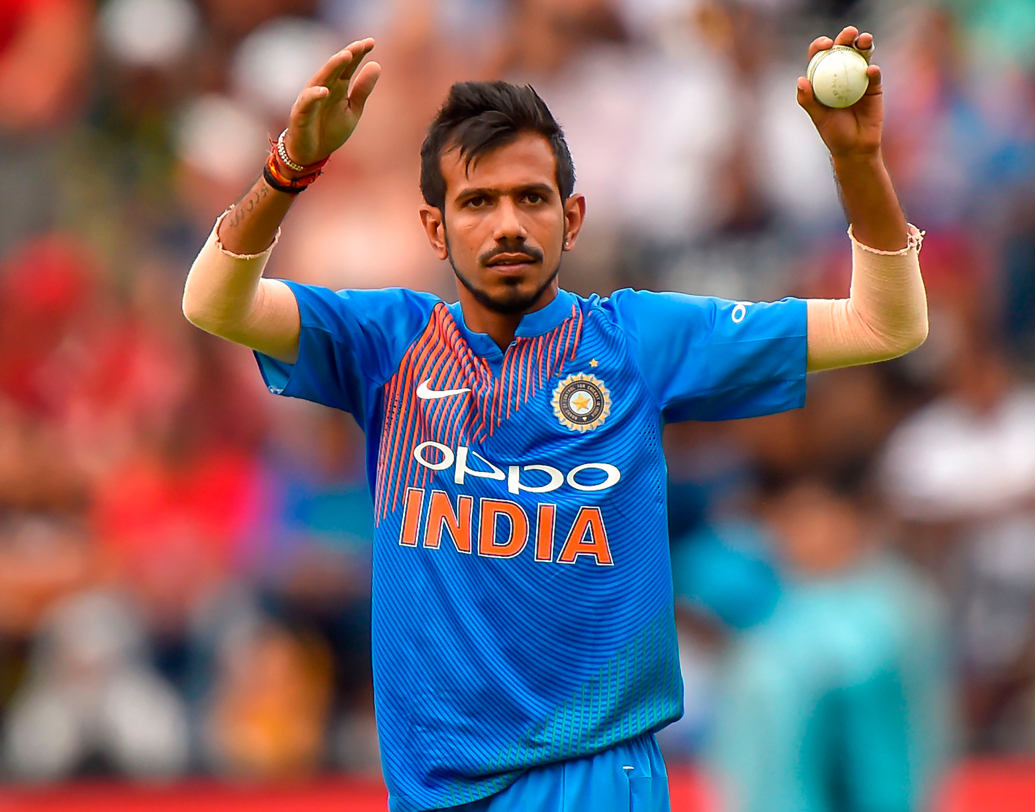 বৃষ্টি: ভারতের ব্যাটিংয়ের মাঝামাঝি সময় থেকে বৃষ্টি শুরু হয় সেঞ্চুরিয়ানে। দক্ষিণ আফ্রিকার ব্যাটিংয়ের সময় যা কিছুটা বাড়ে। বৃষ্টির ফলে বল গ্রিপ করতে কিছুটা অসুবিধায় পড়েন চাহাল-ভুবনেশ্বররা। ছবি: এএফপি।