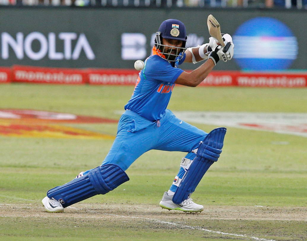 আজিঙ্ক রাহানেকে নিয়ে ঠিক কী করা উচিত তা এখনও বোধহয় ভেবে উঠতে পারেনি টিম ম্যানেজমেন্ট। চার নম্বরে মোটামুটি ভালই খেলছেন তিনি। দক্ষিণ আফ্রিকার বিরুদ্ধে প্রথম এক দিনের ম্যাচে ৭৯ করেছেন। অস্ট্রেলিয়ার বিরুদ্ধে আগের সিরিজে নিয়ম করে রান করেছেন। কিন্তু তাতেও দল তাঁকে স্থায়ী চার নম্বর ভাবতে রাজি নয়। পরীক্ষা করা হচ্ছে কেদার যাদব, শ্রেয়াস আইয়ার এবং মণীশ পাণ্ডেকে নিয়ে। চার নম্বর পজিশন নিয়ে সঠিক রণনীতি নিয়ে না এগোলে ভুগতে হবে ভারতকে। ছবি: রয়টার্স।