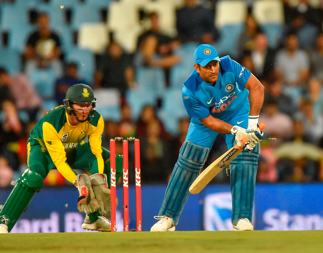 মহেন্দ্র সিংহ ধোনির ব্যাটিং পজিশন নিয়ে এখনও সিদ্ধান্ত নিতে পারেনি দল। কেরিয়ারের একেবারে শেষ প্রান্তে পৌঁছনো প্রাক্তন অধিনায়ক যে প্রথম বল থেকেই মারতে পারবেন না, তা এখন পরিষ্কার। তাঁকে একটু সময় দিতে হবে। সে ক্ষেত্রে ইনিংসের একেবারে শেষ দিকে নামা ধোনি দলের কতটা উপকারে আসছেন তা ভেবে দেখতে হবে ম্যানেজমেন্টকেই। চার নম্বর নিয়ে প্রবল অনিশ্চিয়তায় থাকা টিম ম্যানেজমেন্ট ওই পজিশনে ধোনিকে ভাবতেই পারেন। ছবি: এএফপি।