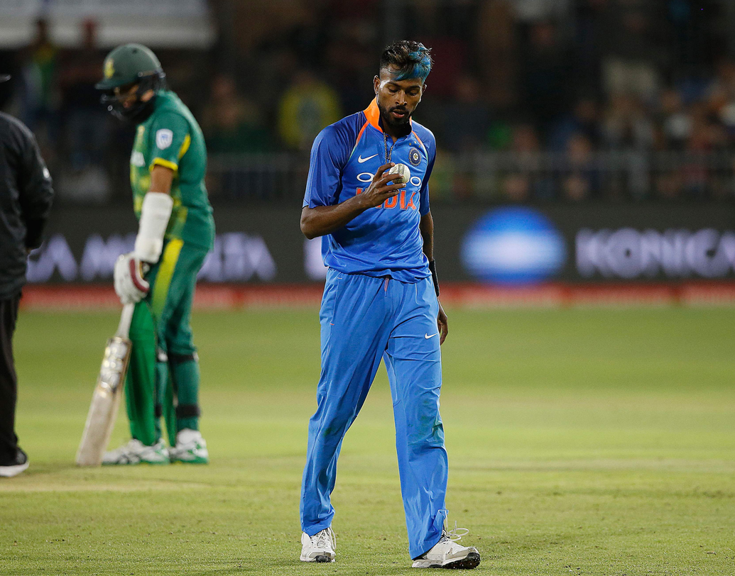 দল হার্দিক পাণ্ড্যর কাছ থেকে ঠিক কী ধরনের পারফরম্যান্স আশা করছে তা এখনও স্পষ্ট নয়। পাণ্ড্যকে নিয়ে প্রত্যাশা দিন দিন বেড়ে চললেও বিচ্ছিন্ন কয়েকটি পারফরম্যান্স বাদে সে ভাবে এখনও দাগ কাটতে পারেননি তিনি। বেশির ভাগ ক্ষেত্রে ব্যাট করতে নেমে উইকেট ছুড়ে দিয়ে আসছেন তিনি। পঞ্চম বোলার এবং ছ’নম্বর ব্যাটসম্যান হিসাবে তাঁকে আরও দায়িত্ব নিতে হবে। ছবি: এএফপি।