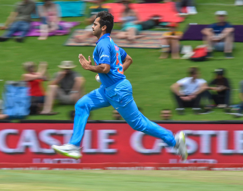 চাহাল-কুলদীপ বা ভুবি-বুমরা তো আছেনই, কিন্তু এঁদের কেউ চোট পেলে রিজার্ভ বেঞ্চ কি সেই ফাঁক পূর্ণ করতে পারবে? শার্দুল ঠাকুর বা অক্ষর পটেলরা কিন্তু সে ভাবে পরীক্ষার সামনে পড়েননি। ছবি: এপি।