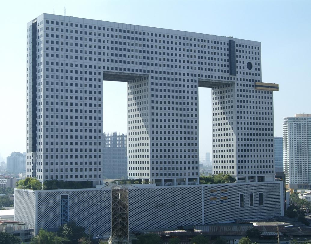 এলিফ্যান্ট বিল্ডিং, ব্যাঙ্কক: তাইল্যান্ডের অবাক করা বহুতল এলিফ্যান্ট বিল্ডিং। ৩৩ তলা এই বহুতলটিতে রয়েছে ৩২টি অফিস, দোকান এবং বিলাসবহুল সব অ্যাপার্টমেন্ট। তাইল্যান্ডের জাতীয় পশু হাতির নামে এই বহুতলটির নামকরণ করার হয়েছে এবং এর ডিজাইনেও অনেকটা সেই ছাপ রয়েছে।