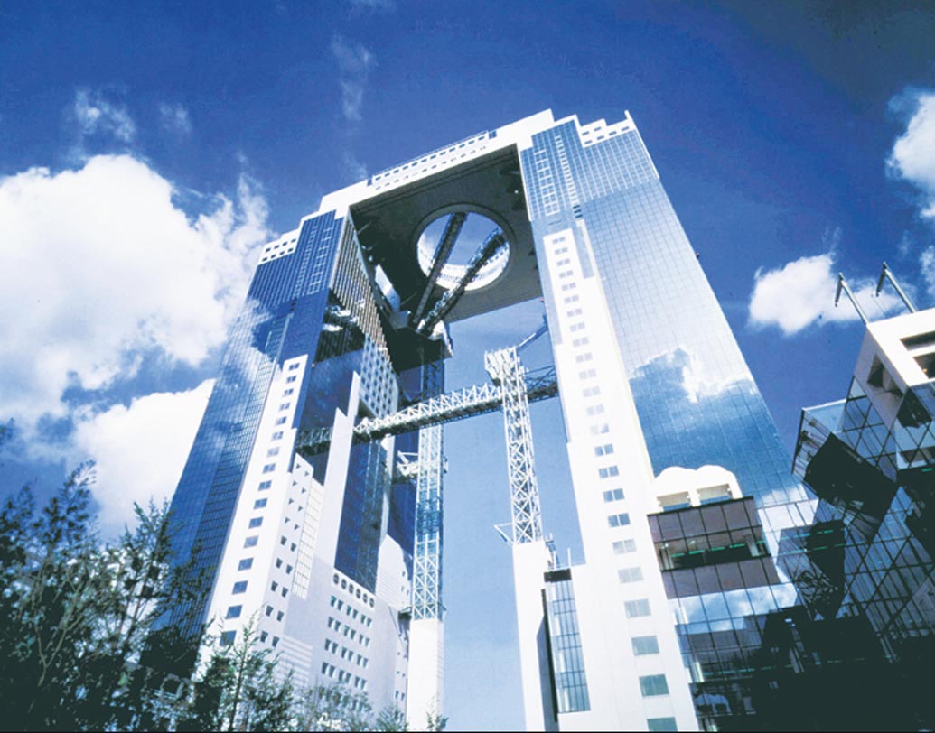 উমেদা স্কাই বিল্ডিং, ওসাকা: জাপানের অন্যতম বৃহত্তম শহর ওসাকার এই বহুতলটিতে রয়েছে দু’টি টাওয়ার। সবচেয়ে বিস্ময়কর হল এই বহুতলের ৪০ তলায় রয়েছে একটি ভাসমান উদ্যান। এই বিল্ডিংয়ের বেশিরভাগ তলাতেই রয়েছে অফিস এবং গোটা বেসমেন্ট জুড়ে বিলাসবহুল রেস্তোরাঁ।