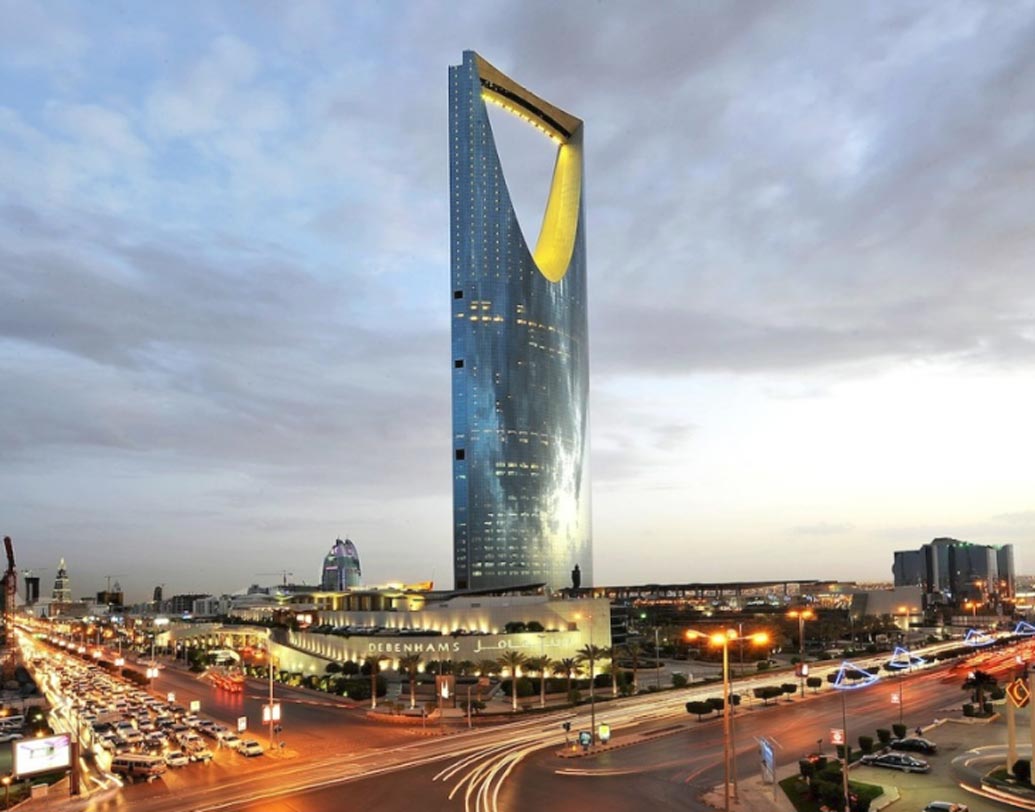 কিংডম সেন্টার, রিয়াধ: ১০০ তলা এই বহুতলটি বানাতে খরচ হয়েছিল প্রায় ১০০ কোটি ডলার। বহুতলের তিনতলায় রয়েছে শপিং মল, ব্যাঙ্ক এবং মসজিদ যেখানে প্রবেশের ছাড়পত্র রয়েছে শুধুমাত্র মহিলাদের। তাছাড়া গোটা বহুতলটি জুড়ে রয়েছে নানা অফিস, হোটেল, অ্যাপার্টমেন্ট এবং ১৮৪ ফুট লম্বা একটি স্কাইব্রিজ।