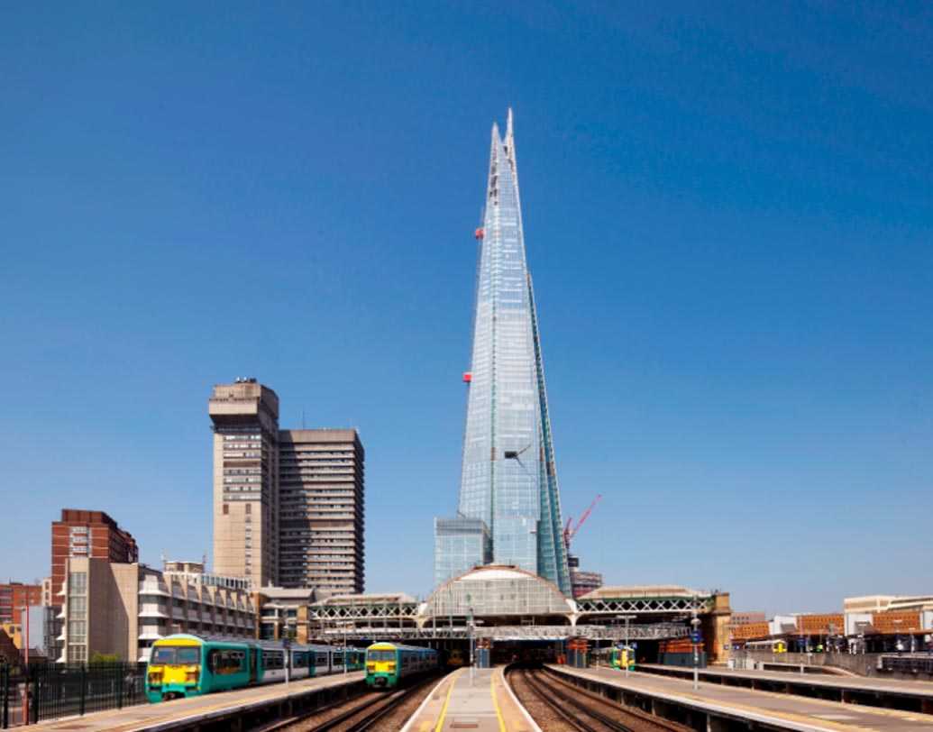 দ্য শার্দ, লন্ডন:  ব্রিটেনের সবচেয়ে উঁচু এবং ইউরোপের পঞ্চম বৃহত্তম বহুতল দ্য শার্দ। ৮০২ ফুট লম্বা ৯৬ তলা পিরামিড আকৃতির এই বহুতলটি ডিজাইন করেছে ‘রেনঝো পিয়ানোয়িস’ নামে একটি ইতালিয় সংস্থা।