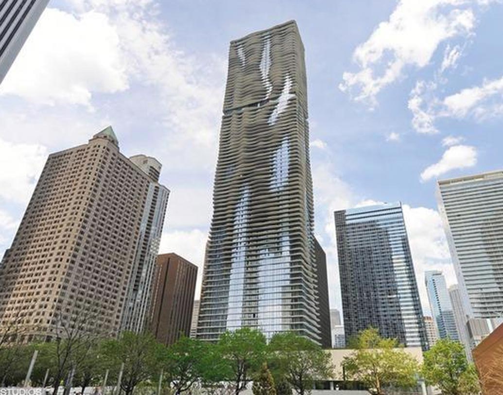 অ্যাকোয়া, শিকাগো:  শিকাগোর ৮৩ তলা এই বহুতল অ্যাকোয়া টাওয়ারের ডিজাইন করেছেন একজন মহিলা জেনে গ্যাং। এই বহুতলটিতে ন’তলায় রয়েছে বাগান, পুল, হট টাব। ২০০৯ সালে ‘এমপোরিস স্কাইস্ক্র্যাপার অ্যাওয়ার্ড’ জেতে এই বহুতল।