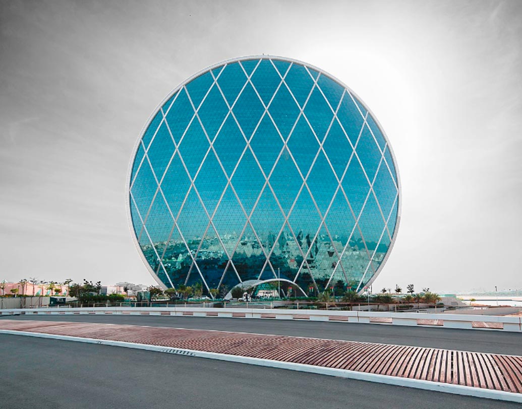 আলদার হেডকোয়ার্টার, আবু ধাবি: ঝিনুকের খোলসের আকৃতির অনুকরণে তৈরি এই বহুতল। এটি মধ্যপ্রাচ্যের একমাত্র গোলাকার ভবন। ২০১০ সালে নির্মিত হয় ১১০ মিটার উঁচু এই বহুতলটি।