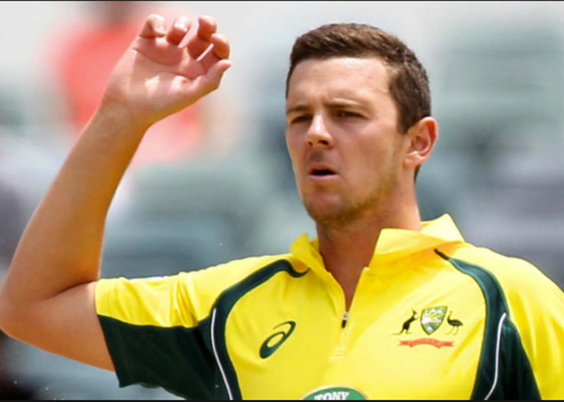 ২০১৫ সালের বিশ্বকাপের কোয়ার্টার ফাইনাল। মুখোমুখি হয়েছিল অস্ট্রেলিয়া-পাকিস্তান। ব্যাট করছিলেন পাক ব্যাটসম্যান মিসবা-উল-হক। ইতিমধ্যেই পাকিস্তানের দুই উইকেট পড়ে গিয়েছিল। বোলার তখন জশ হ্যাজেলউড। বল উইকেটে লাগলেও বেল না পড়ায় সে যাত্রায় রক্ষা পেয়ে গিয়েছিলেন মিসবা।