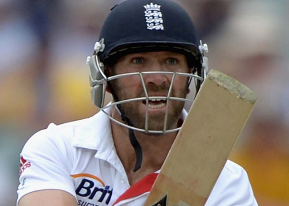 ২০১৩। ইংল্যান্ড-নিউজিল্যান্ডের মধ্যে তৃতীয় টেস্ট। তখন ইংল্যান্ড ৬ উইকেটে ২০৭। ব্যাট করছিলেন ম্যাট প্রায়র। অন্য দিকে বোলার নিউজিল্যান্ডের নিল ওয়েগনার। ইংলিশ ব্যাটসম্যানের কাঁধে লেগে বল লাগে স্টাম্পে। কিন্তু, বেল না পড়ায় আউট হননি প্রায়র।