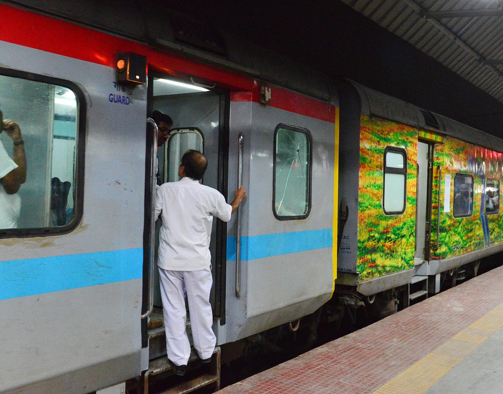 ট্রেনের প্রতি কামরা-পিছু সিকিউরিটি ডিপোজিট বাবদ ৫০ হাজার টাকা জমা রাখবে রেল।