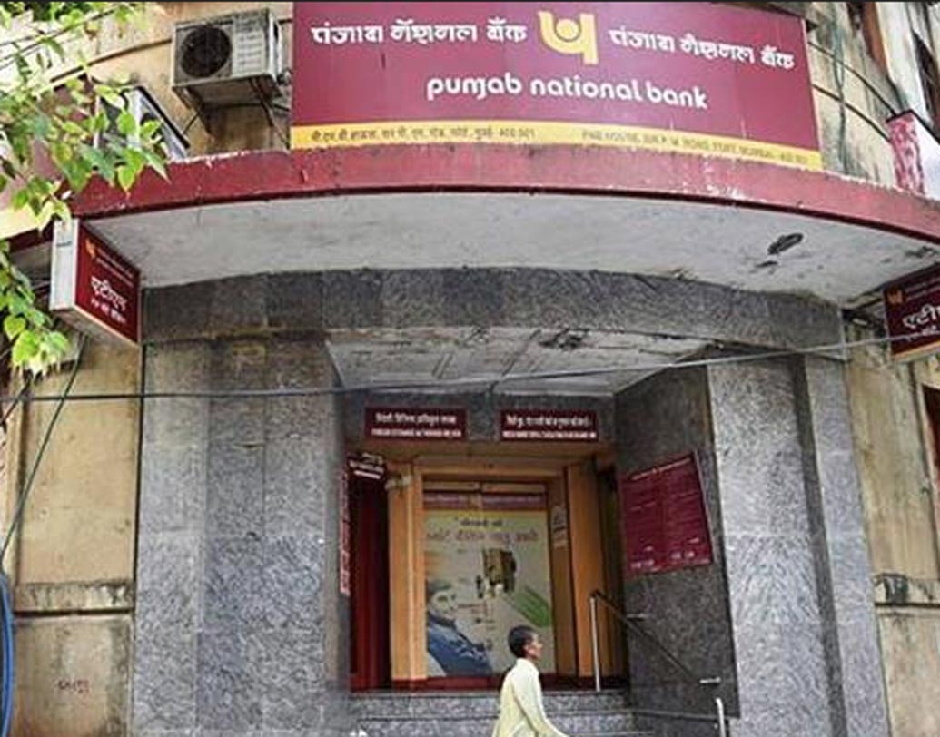 মুম্বইয়ে পঞ্জাব ন্যাশনাল ব্যাঙ্কের (পিএনবি) ব্র্যাডি হাউস শাখায় ১৭৭ কোটি ডলার বা ১১, ৫৪৮ কোটি টাকা জালিয়াতি মামলায় নাম জড়ায় নীরব মোদী এবং তাঁর সংস্থা ফায়ারস্টার ডায়মন্ডের। পিএনবি-র তরফে নীরব-সহ তাঁর স্ত্রী অমি, ভাই নীরল এবং মামা মেহুল চোক্সীর বিরুদ্ধে জোড়া অভিযোগ দায়ের করে সিবিআই।