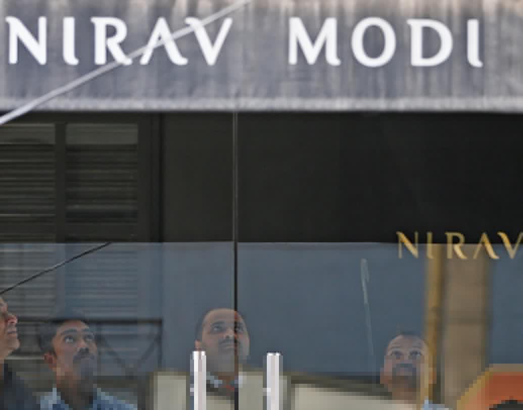 সিবিআইয়ের অভিযোগ, ২০১১ সালে বিরাট অঙ্কের ঋণের গ্যারান্টি ব্যাঙ্ক অফিসারদের সঙ্গে যোগসাজশে হাতিয়ে নেন নীরব ও তাঁর সংস্থা। সেই নথি দেখিয়ে ধার অন্যান্য ভারতীয় ব্যাঙ্কের বিদেশি শাখা থেকেও। পিএনবি শেয়ার বাজারকে জানায় তারা প্রায় সাড়ে ১১ হাজার কোটি টাকা প্রতারণার শিকার। যদিও এই অঙ্কটা আরও বাড়তে পারে বলে জানিয়েছেন তদন্তকারী অফিসারেরা।