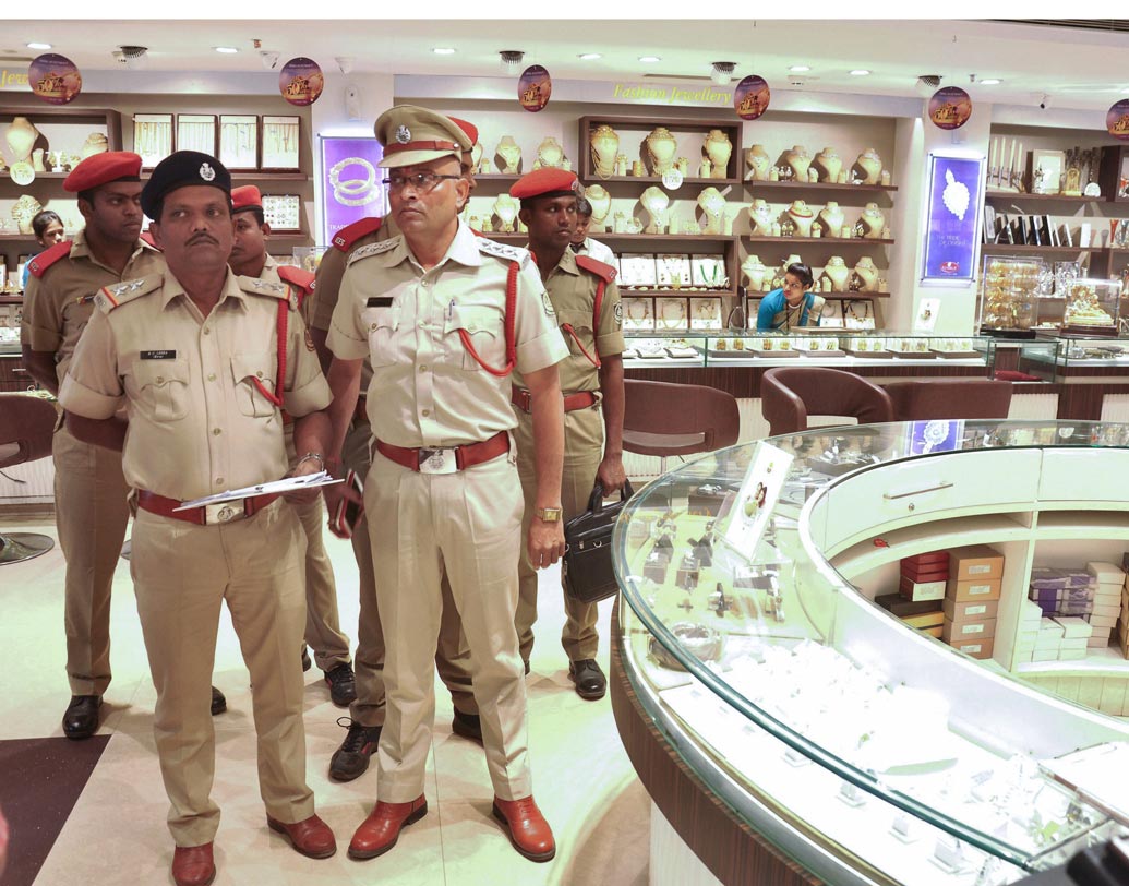 গত ১৬ ফেব্রুয়ারি দেশের পাঁচটি রাজ্যের ২৬টি জায়গায় তল্লাশি চালায় সিবিআই, ইডি তল্লাশি করে ১১টি রাজ্যের ৩৫টি জায়গায়। এর মধ্যে নীরবের সংস্থা ছাড়াও রয়েছে চোক্সীর গীতাঞ্জলি জেমস, গিলি ইন্ডিয়া এবং নক্ষত্র ব্র্যান্ড। আটক হয় ৫৪৯ কোটি টাকার গয়না ও হিরে।