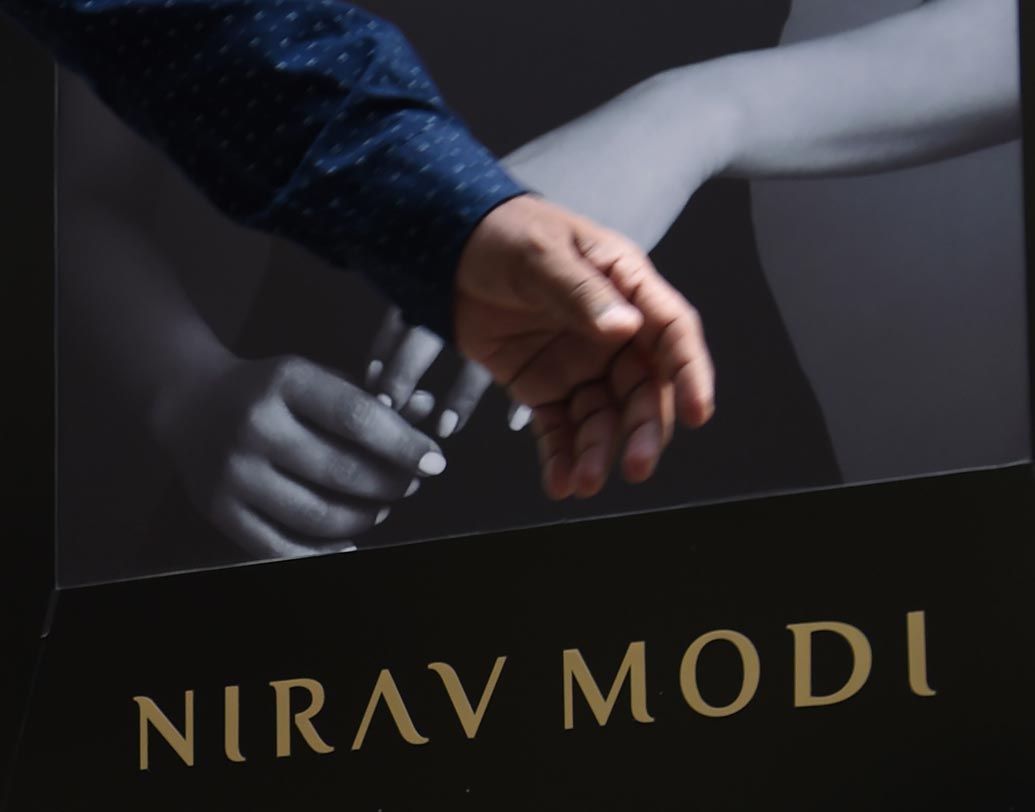 তদন্তে ছাড় পায়নি নীরব ও মেহুলের মিউচুয়াল ফান্ডগুলিও। মামা-ভাগ্নে জুটির মোট ৯৮ কোটি ৫২ লক্ষ টাকার মিউচুয়াল ফান্ড ও শেয়ার বাজেয়াপ্ত করে ইডি। আয়কর দফতরও নীরবের ১৪১টি ব্যাঙ্ক অ্যাকাউন্ট ও ফিক্সড ডিপোজিট থেকে মোট ১৪৫ কোটি ৭৪ লক্ষ টাকা আটক করে।