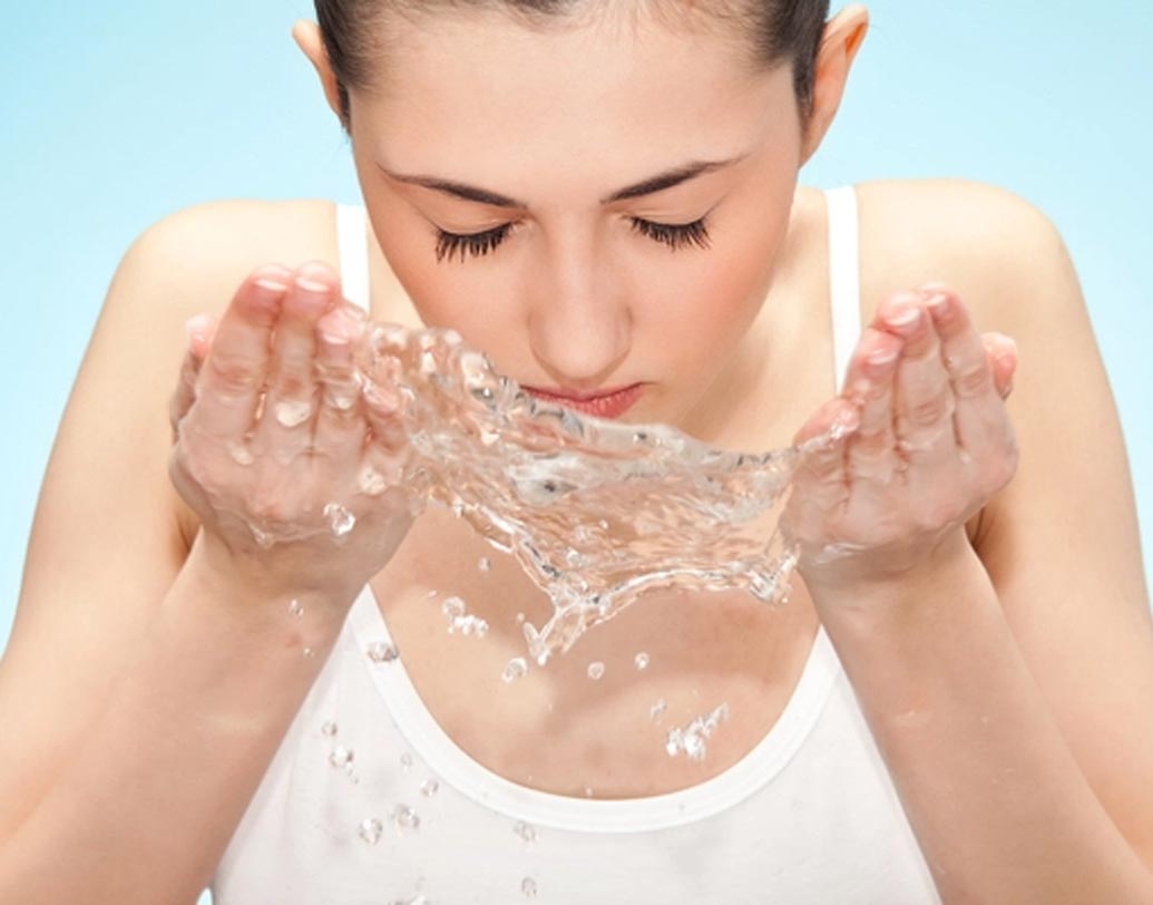 উষ্ণ জলে মুখ ধুয়ে নিন প্রথমে। গরম জল দিয়ে মুখ খুলে ত্বক শুষ্ক হয়ে যায়।