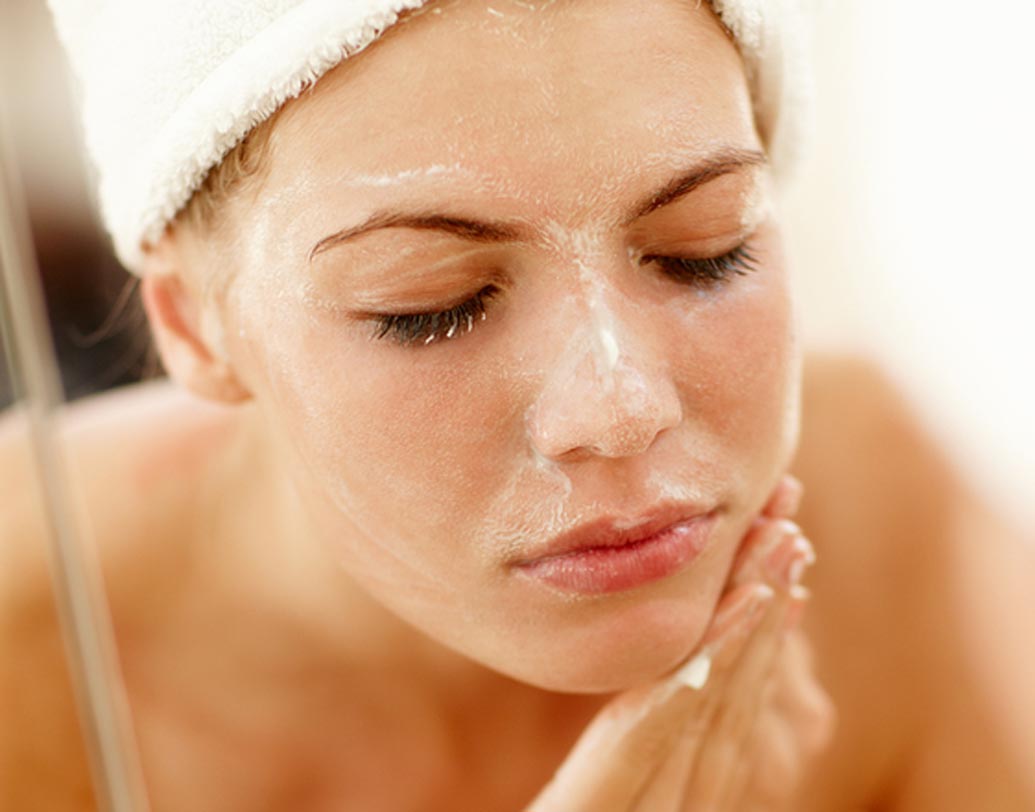 ক্রিমি ক্লিনজার বা জেল ক্লিনজার ব্যবহার করুন। যা ত্বক ভিতর থেকে পরিষ্কার করে। অথচ শুষ্কও হয় না ত্বক।