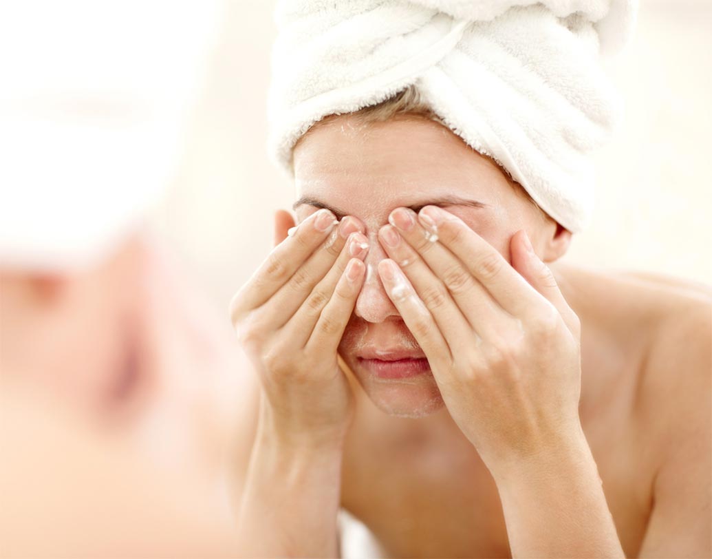 মুখ পরিষ্কার করে ধুয়ে নিন। ক্লিনজার থেকে গেলে রোমকূপ বন্ধ হয়ে অ্যাকনের সমস্যা হতে পারে। নাকের চারপাশ, চোখ, কানের পিছন ভাল করে পরিষ্কার করুন।