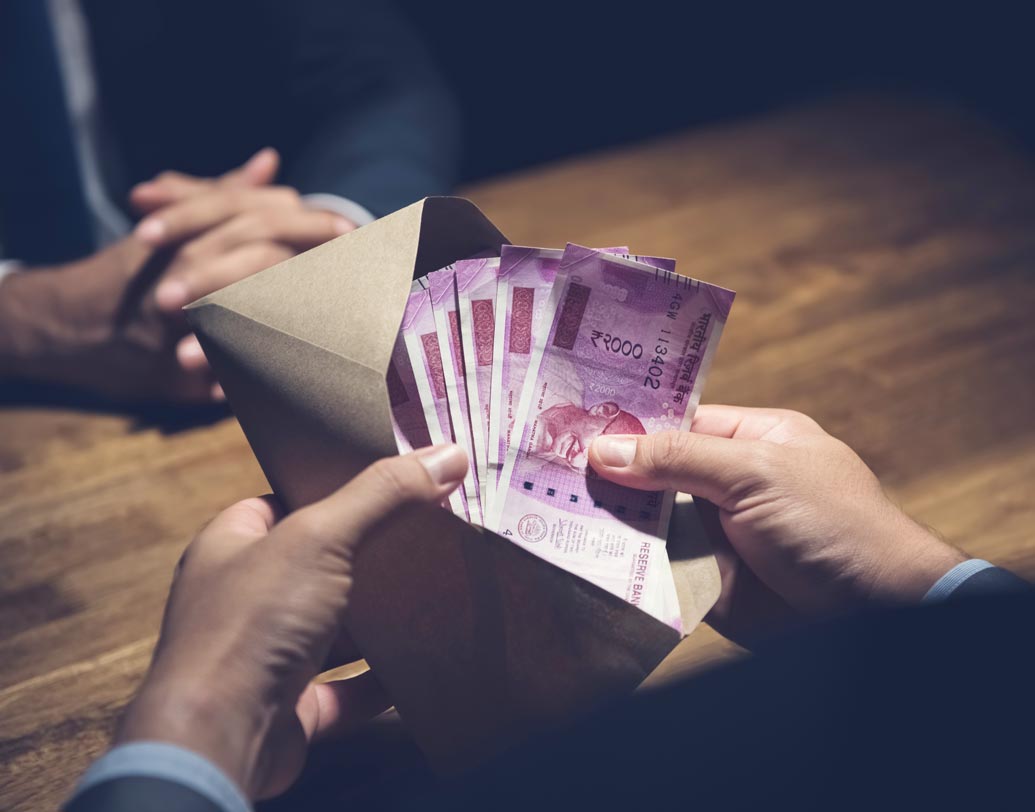 ভারতের প্রতিবেশী দেশগুলির মধ্যে সবচেয়ে ভাল অবস্থানে রয়েছে ভুটান, র্যা ঙ্ক ২৬ এবং স্কোর ৬৭। অন্যদিকে, ৩২ স্কোর করে দুর্নীতিতে ভারতের আগে রয়েছে পাকিস্তান। এর র্যা ঙ্ক ১১৭। ৩৮ এবং ৩১ স্কোর করে ভারতের আগে রয়েছে শ্রীলঙ্কা এবং নেপাল। মায়ানমার এবং বাংলাদেশের স্কোর যথাক্রমে ৩০ এবং ২৮।