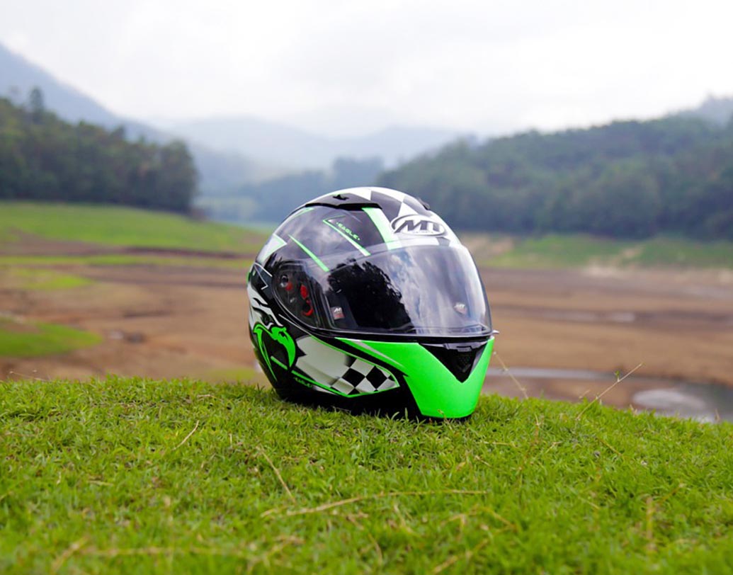 কর্নাটকের একটি বেসরকারি ইঞ্জিনিয়ারিং কলেজের দুই ছাত্র যোগেশ এবং অভিজিৎ তৈরি করেছেন এই বিশেষ ধরনের হেলমেট।