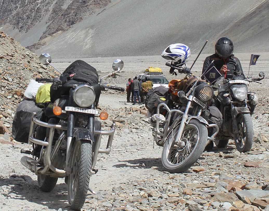 এই হেলমেটে রয়েছে একটি ইনবিল্ট ব্লু-টুথ স্পিকার। আপনার স্মার্টফোনের ব্লু-টুথের সঙ্গে এটিকে যুক্ত করে নিলেই মোবাইল থেকে জিপিএস-বার্তা পৌঁছে যাবে আপনার কানে।