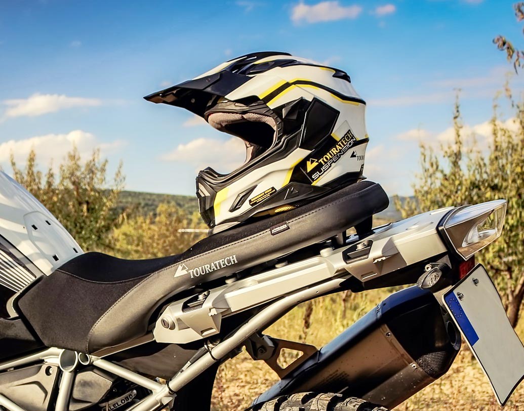 হেলমেটের এই ব্লু-টুথ স্পিকারটি একটানা ছ’ঘণ্টা কাজ করতে সক্ষম। তবে হেলমেটের ব্লু-টুথ ডিভাইসটি চার্জিং পোর্টের মাধ্যমে ফের চার্জ দিয়ে নেওয়া যাবে।