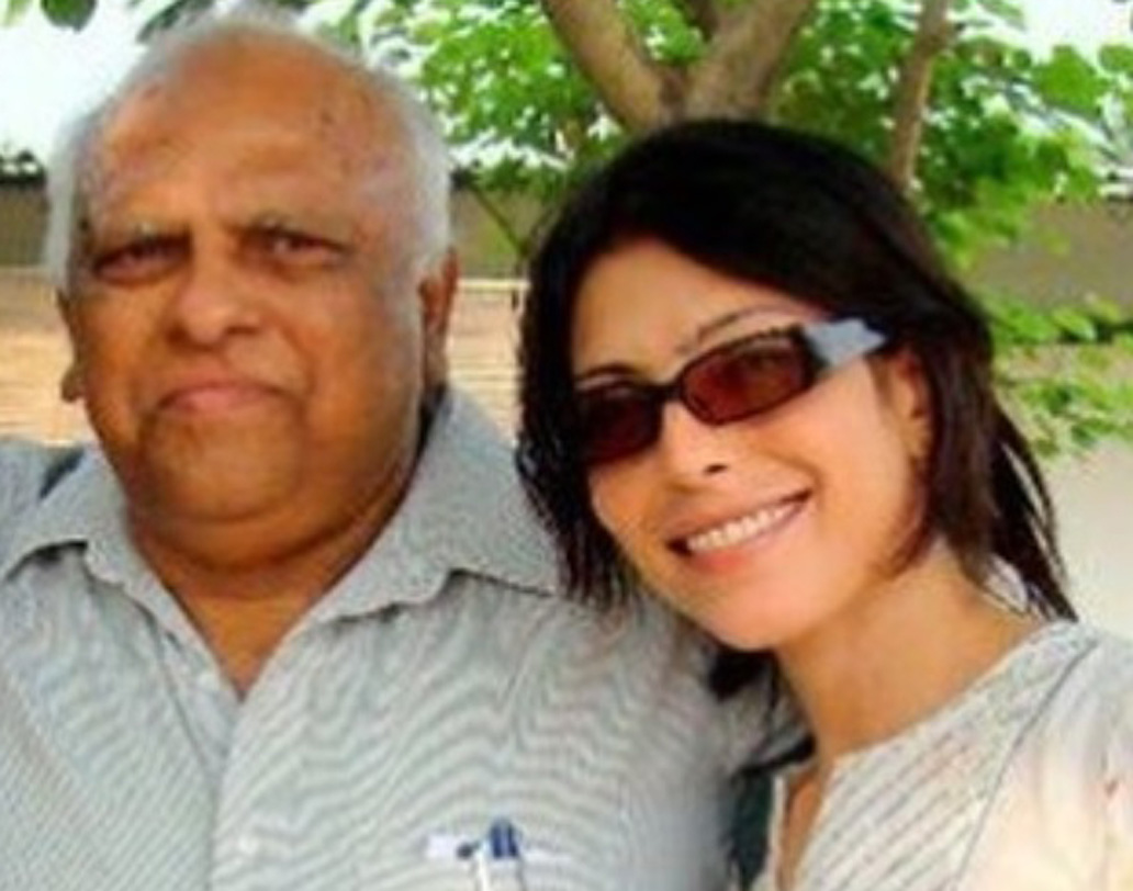 ইন্ডাস্ট্রিতে শোনা যায়, ‘বি এ পাস’ ছবির শুটিংপর্ব চলাকালীন, তাঁর বাবা এন কে শুক্লর মৃত্যু হয়। বাবা-ই ছিলেন তাঁর জীবনের সবচেয়ে প্রিয় মানুষ। বাবার মৃত্যুতে খুবই ভেঙে পরেছিলেন অভিনেত্রী।