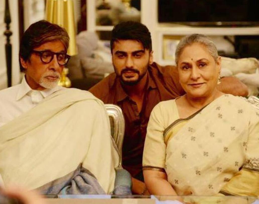 ‘কি অ্যান্ড কা’ ছবির একেবারে শেষ দিকের একটি দৃশ্যে বচ্চন পরিবারের সঙ্গে দেখা করার সুযোগ পেয়েছিলেন নায়ক কবীর বনসল (অর্জুন কপূর)। ছবির চিত্রনাট্য অনুযায়ী কবীরকে যেতে হয়েছিল অমিতাভ বচ্চনের ‘জলসা’য়। এমন দৃশ্যের শুটিং ‘জলসা’র চেয়ে বেশি ভাল আর কোথায় সম্ভব! অমিতাভ ও জয়ার সঙ্গে জলসার ড্রইং রুমেই হয়েছিল এই ছবির শুটিং। অমিতাভ ও অর্জুন কপূর দু’জনেই শুটিংয়ের ছবি সোশ্যাল মিডিয়ায় শেয়ার করেছিলেন।