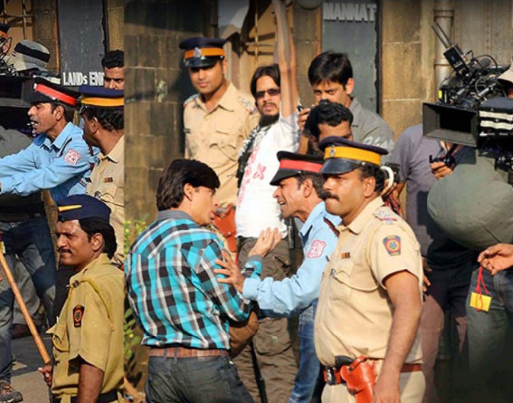 ‘ফ্যান’ ছবিতে সুপারস্টার আরিয়ান ও তাঁর ফ্যান গৌরবের ভূমিকায় অভিনয় করেছিলেন শাহরুখ খান। ছবিতে বেশ কয়েকটি দৃশ্যে দেখানো হয়েছিল তারকা আরিয়ানের বাড়ির বাইরে দেখা করতে গিয়েছে গৌরব। সেই দৃশ্যগুলি কিন্তু সত্যি সত্যিই শাহরুখের বাংলো ‘মন্নত’-এর বাইরেই শুটিং করা হয়েছিল।