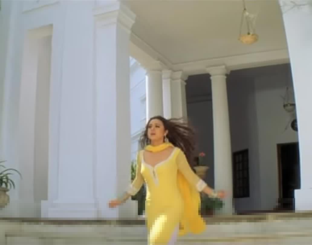 শাহরুখ-প্রীতি-রানির ব্লকবাস্টার ছবি ‘বীর জারা’র কথা মনে পড়ছে? জারার (প্রীতি জিন্টা) বিলাসবহুল বাংলো বলে যেটিকে ছবিতে দেখানো হয়েছিল, সেটি আসলে কোথায় শুটিং হয়েছিল জানেন? ওটা আসলে, সইফ আলি খানদের পটৌডী প্যালেস। শুধু এই ছবিই না, আমিরের ‘রঙ দে বাসন্তী’ ছবিরও শুটিং হয়েছিল এই প্রাসাদে।