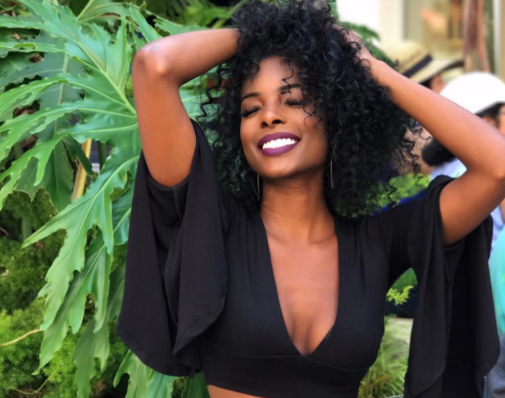 অনেকের মত, প্রিয়ঙ্কা যখন কোঁকড়ানো চুলে ফোটোশুট করান, সেই চেহারার সঙ্গে মিলানের চেহারার মিল রয়েছে।