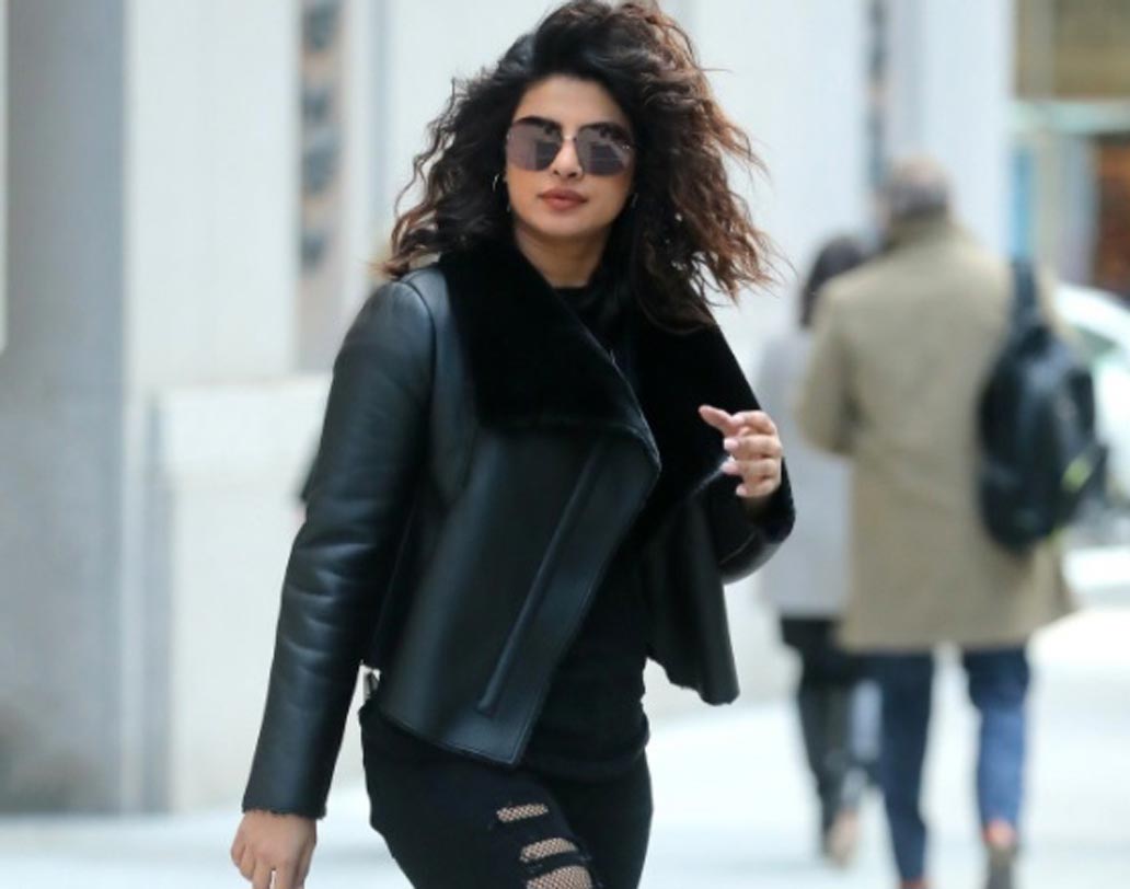 অনেকেই তাঁর সঙ্গে প্রিয়ঙ্কার ছবি জুড়ে দিয়ে বলছেন, ‘আপনি তো একেবারে প্রিয়ঙ্কার মতো দেখতে!’ প্রিয়ঙ্কা কি দেখেছেন মেগানের ছবি? আপনার কি মত?