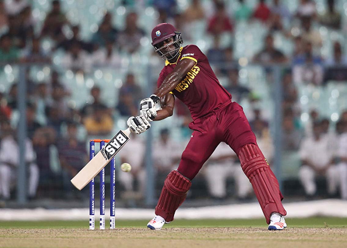 ২০১৪ সালে ঢাকায় টি-২০ বিশ্বকাপ। অস্ট্রেলিয়ার মুখোমুখি ওয়েস্ট ইন্ডিজ। প্রথমে ব্যাট করে অস্ট্রেলিয়া করেছিল ১৭৯ রান। রান তাড়া করতে নেমে এক সময় ওয়েস্ট ইন্ডিজের দরকার ছিল ২১ বলে ৫০। শুরু হয় ড্যারেন সামির তাণ্ডব। মাত্র ১৩ বলে ৩৪ রান করে অপরাজিত থেকে থাকেন তিনি। তাঁর ইনিংসে ছিল তিনটি ছয় এবং দু’টি চার। সামির সেই ইনিংসে ভর করে দুই বল বাকি থাকতেই ম্যাচ জিতে যায় ওয়েস্ট ইন্ডিজ।