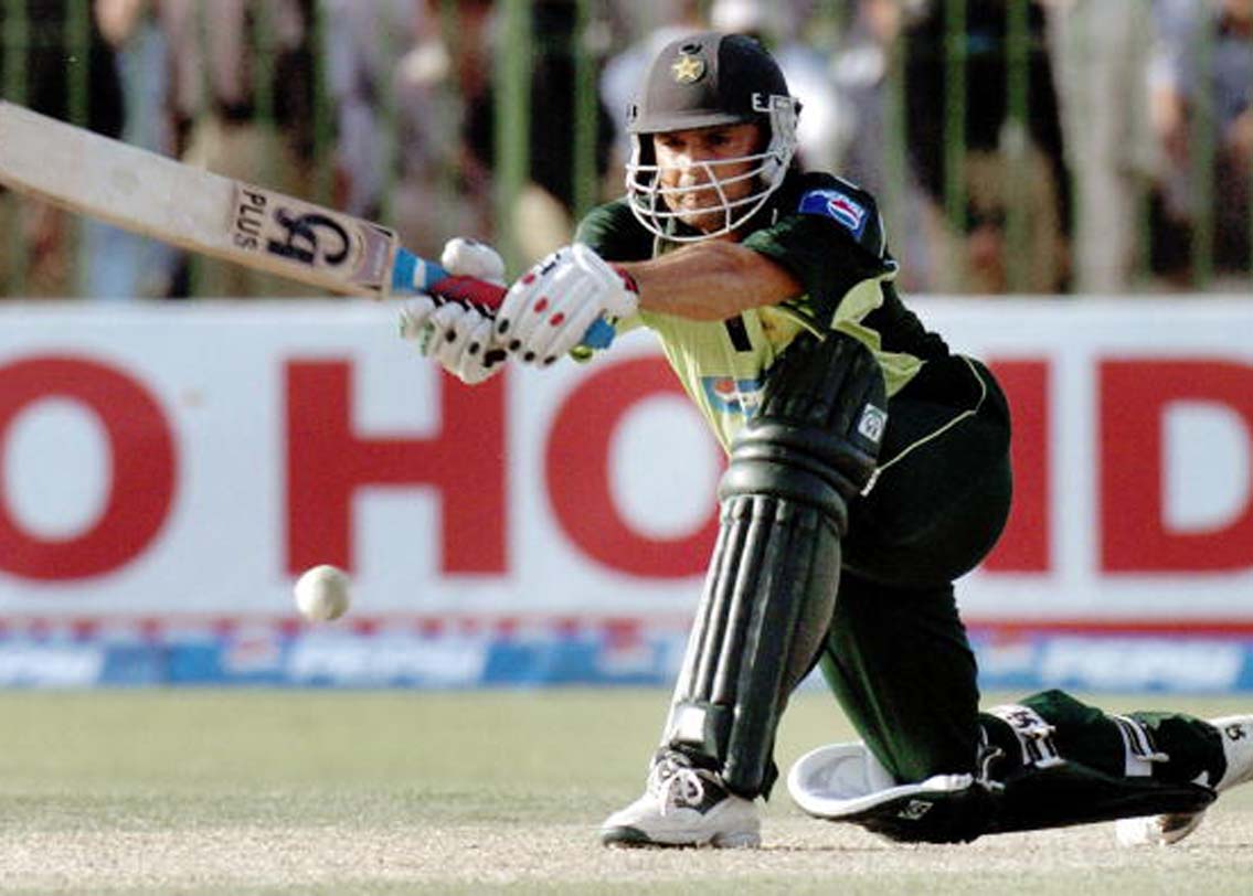 মইন খান। পাকিস্তানের উইকেট কিপারকে এক সময় বিশ্ব ক্রিকেটের অন্যতম বিপজ্জনক লোয়ার মিডল অর্ডার ব্যাটসম্যান হিসেবে দেখা হত। ১৯৯৯ সালের বিশ্বকাপে অস্ট্রেলিয়ার মুখোমুখি পাকিস্তান। তখন ছয় উইকেট পড়ে গিয়েছে পাকিস্তানের। দলের স্কোর ২৩০। ৪৭তম ওভারে ব্যাট করতে নেমেছিলেন মইন। মাত্র ১২ বলে ৩১ রান করে অপরাজিত থেকে গেলেন এই পাক উইকেট কিপার। তিনটি ছয় এবং দু’টি চার। ৫০ ওভার শেষে দলের স্কোর থামল ২৭৫-এ।