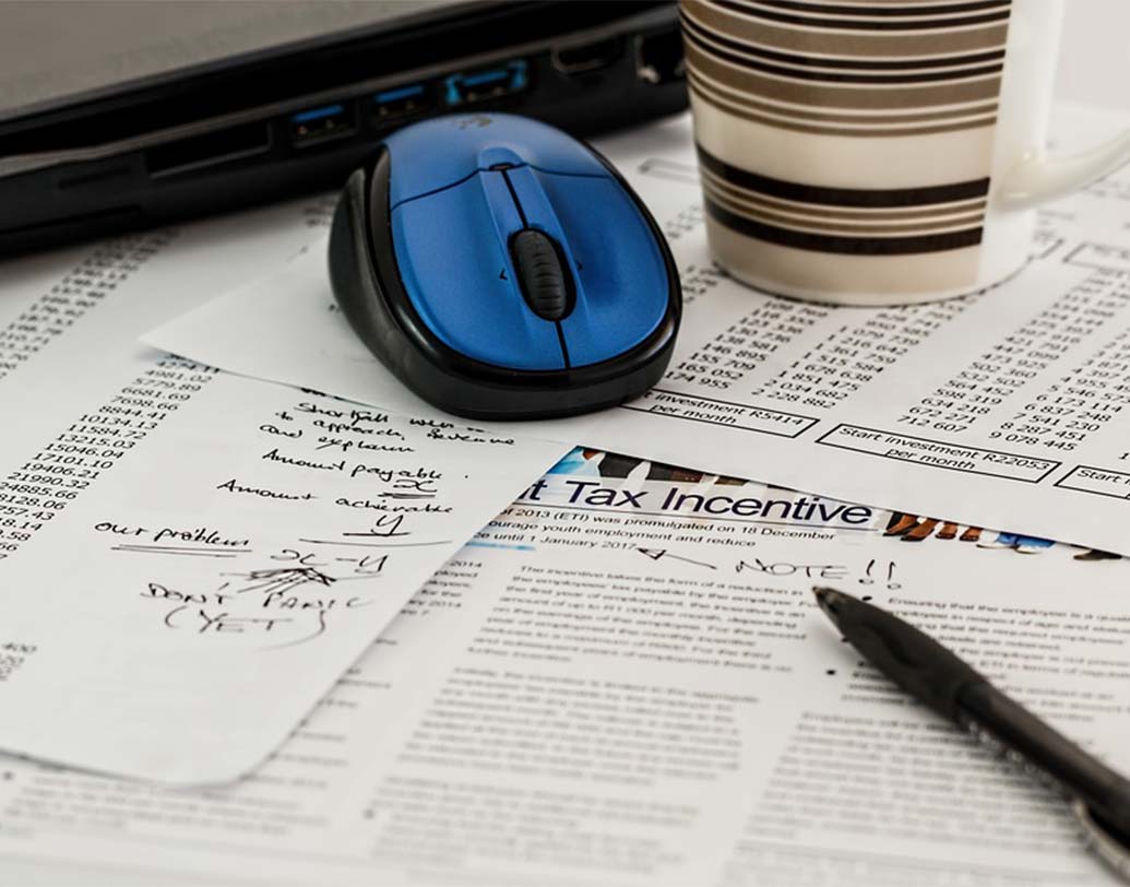 আজকাল বহু সংস্থাই তাঁদের কর্মীদের বিনিয়োগের খতিয়ান জমা দিতে বলেন। সেই সব জমা দিতে গিয়ে অনেকেই দায়সারা ভাবে বিনিয়োগ করেন। এমনটা না করে বরং কোনও বিশেষজ্ঞের পরামর্শ নিন। কোন কোন ফান্ডে বিনিয়োগ করলে আয়কর বাঁচবে তা আগে থেকে জেনে নিন। এর পর একটি পরিকল্পনা অনুযায়ী সেই সব খাতে বিনিয়োগ করুন। এতে আপনার ভবিষ্যৎ সুরক্ষিত তো হবেই, উল্টে আপনার কষ্টের পয়সাও জলে পড়বে না।