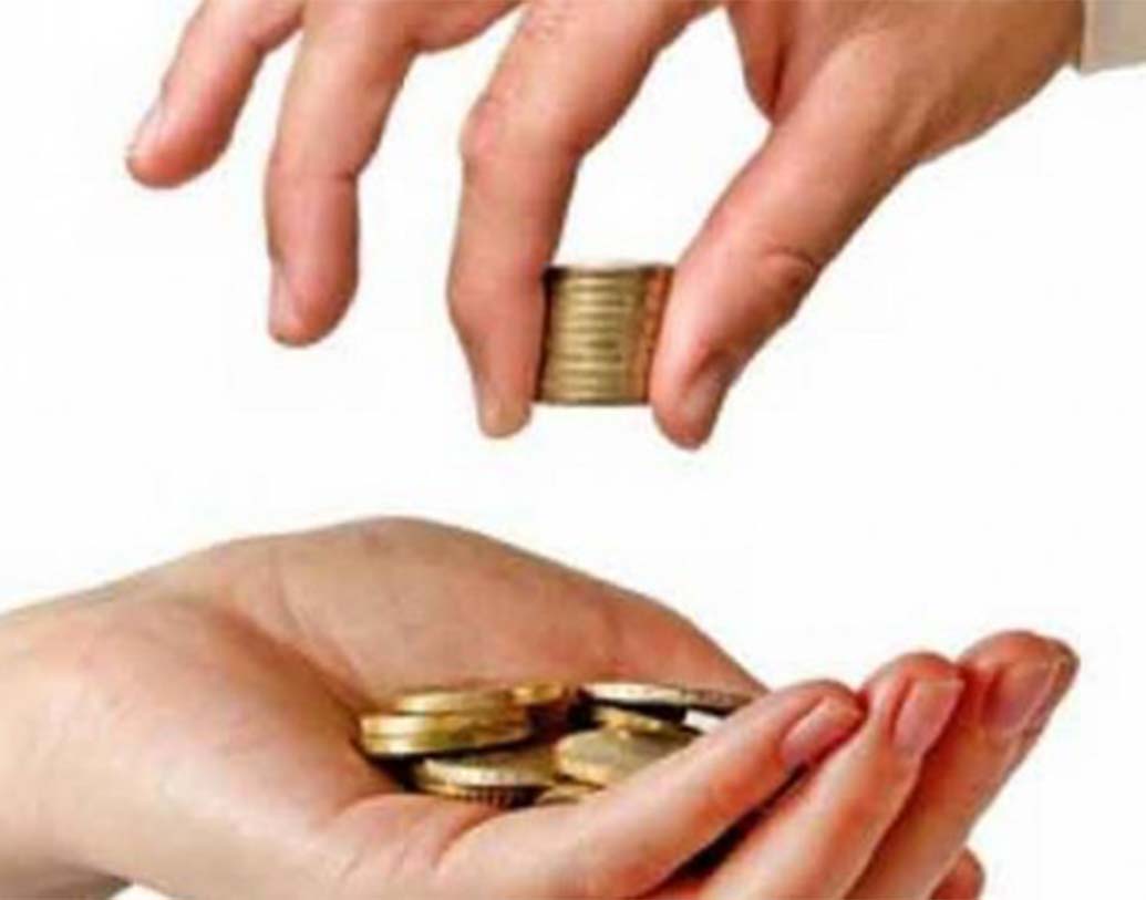 আপনার সংস্থা থেকে কি মেডিক্যাল বিল, ট্র্যাভেল বিল বা টেলিফোন বিলের রিইমবার্সমেন্ট মেলে? তবে আলসেমি না করে সে সব বিলগুলি সঠিক সময়ে অফিসে জমা করুন। দেখবেন মাসমাইনের সঙ্গে সঙ্গে বেশ কিছু টাকাও নিয়মিত জমা পড়ছে আপনার অ্যাকাউন্টে। প্রতি মাসে ওই টাকা বিনিয়োগ করতে পারেন কোনও এসআইপি-তে। দেখবেন, নিয়মিত বিনিয়োগের একটা অভ্যাস সহজেই গড়ে উঠেছে।