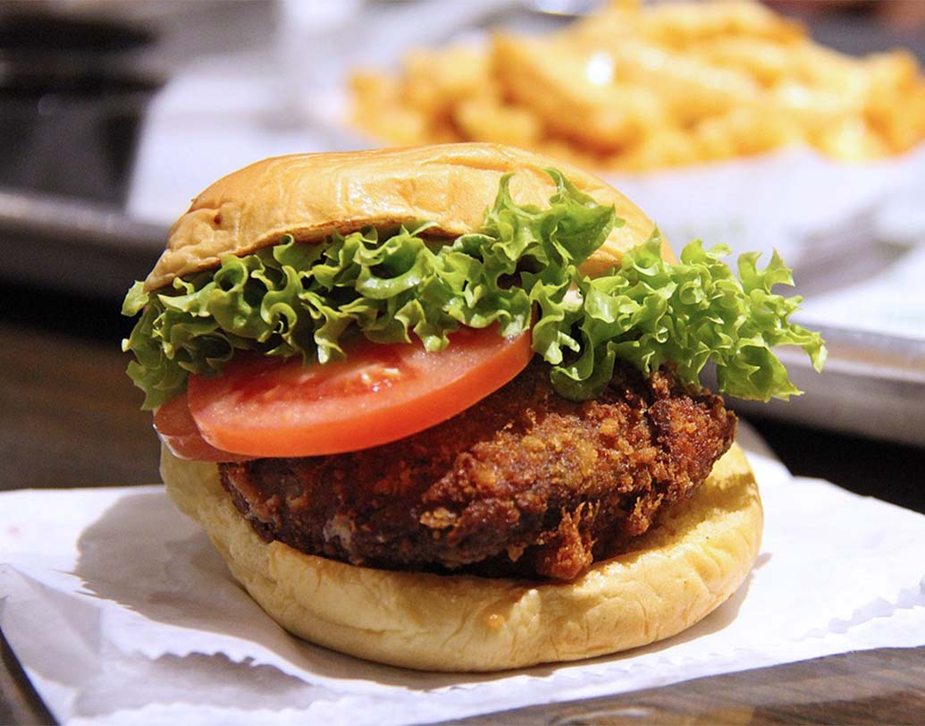 বাড়ির খাবার না খেয়ে অফিসের ক্যান্টিনেই প্রতি দিন লাঞ্চ সারেন? ঘণ্টায় ঘণ্টায় চা-কফি বা স্ন্যাক্‌সও নিশ্চয় অফিসেই খান! এ বার থেকে এই অভ্যাসটা বদলে ফেলুন। অফিসের ক্যান্টিনে খাবার না খেয়ে বরং বাড়ি থেকে নিজের লা়ঞ্চ তৈরি করে নিয়ে আসুন। অফিসে এক-আধ বার চা-কফি খেতেই পারেন। তবে যদি অতিরিক্ত চা-কফির নেশা থাকে তবে একটি টি-কফি মেকার সঙ্গে রাখুন। তেষ্টা পেলে অফিসেই বানিয়ে নিন চা-কফি। নিজের ডেস্কের ড্রয়ারে চিপ্‌সের প্যাকেট বা বাদাম ভাজার মতো স্ন্যাক্‌স রেখে দিন। টুকটাক কিছু খেতে ইচ্ছে করলে আর বাইরে যেতে হবে না। সময় তো বাঁচবেই, সঙ্গে টাকারও বেশ সাশ্রয় হবে।