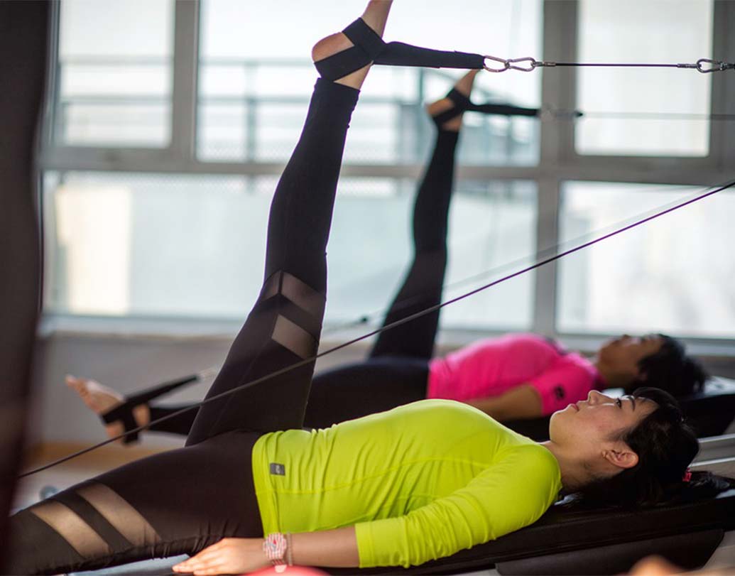 বহুজাতিক বহু সংস্থাতেই জিম থাকে। বছরে একগাদা টাকা খরচ করে কোন জিমের মেম্বার না হয়ে বরং অফিসের জিমেই খানিকটা ঘাম ঝরিয়ে নিন। নিয়মিত ব্যায়ামে সুস্থ তো থাকবেনই, সঙ্গে আপনার পকেটও হাল্কা হবে না।