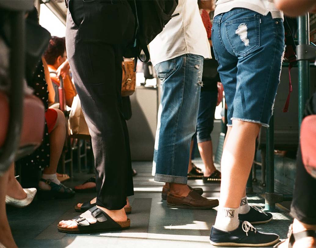 অফিস থেকে পিক-আপ বা ড্রপের সুবিধে থাকলে তার সদ্ব্যবহার করুন। নিয়মিত ট্যাক্সিভাড়া খরচ না করে বা মেট্রোর ভিড়ে গুঁতোগুঁতি না করে বরং অফিসের পিক-আপ বা ড্রপ সার্ভিসের ফায়দা নিন। হিসেব করে দেখবেন, আপনার মূল্যবান সময়ের পাশাপাশি টাকারও সাশ্রয় হচ্ছে।