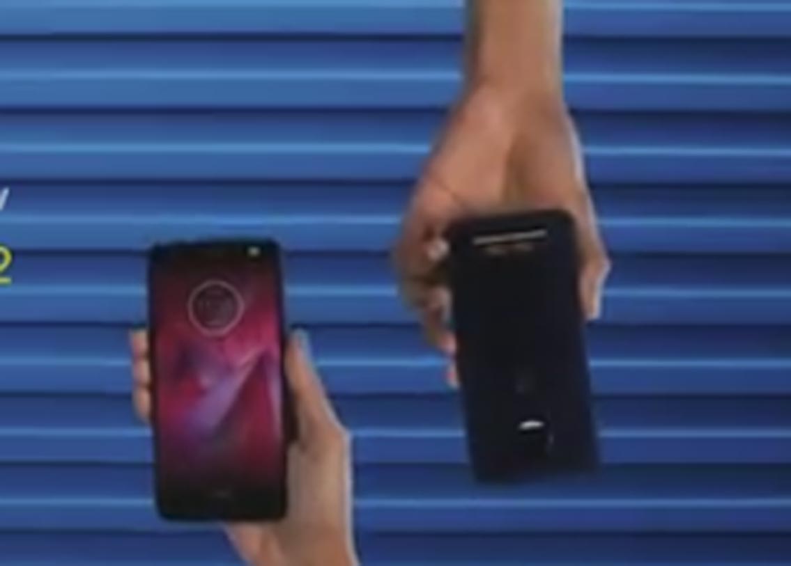 আরও গুরুত্বপূর্ণ বৈশিষ্ট্য হল শ্যাটারশিল্ড ডিসপ্লে। সংস্থার দাবি, স্ক্রিনে কোনওরকম আঘাতের আঁচ আসতে দেবে না এই শ্যাটারশিল্ড। প্রখর সূর্যালোকেও খুব স্পষ্টভাবে স্ক্রিনের সমস্ত লেখা পড়া যাবে।