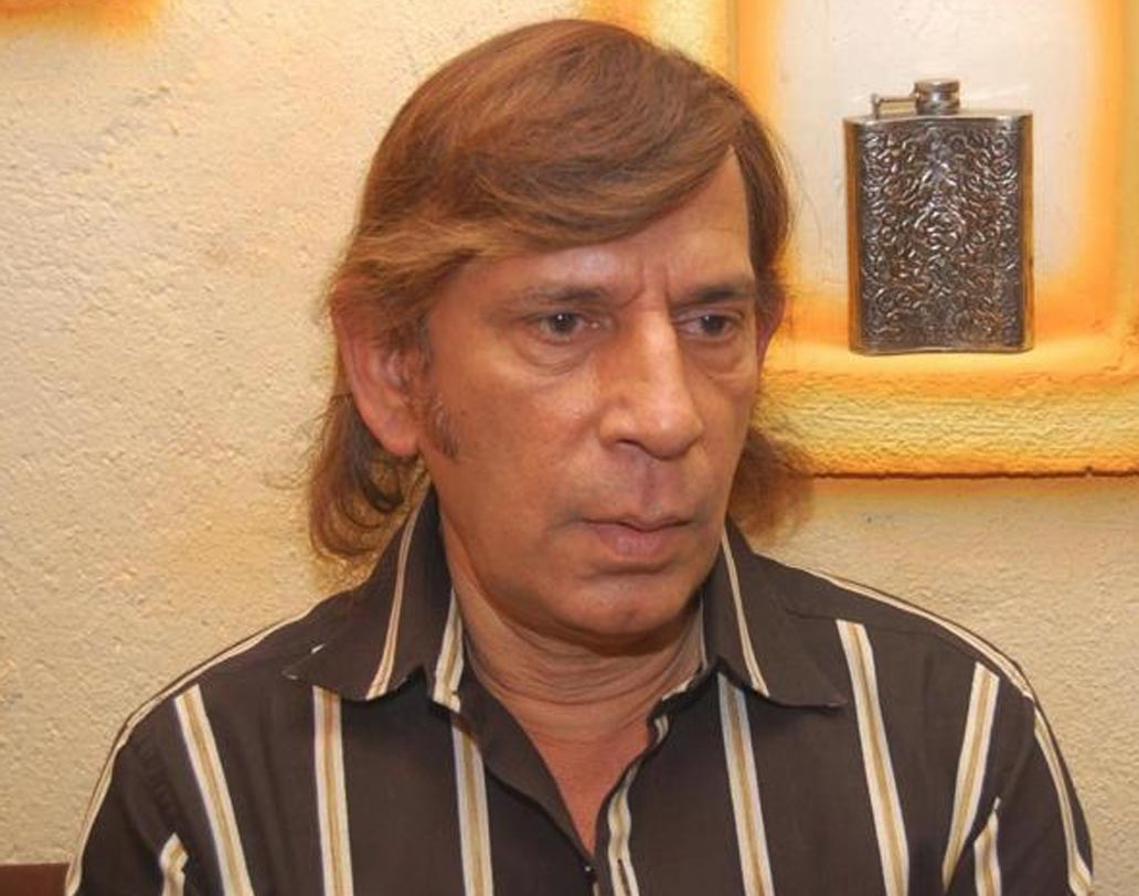 ‘কমেডি নাইটস উইথ কপিল’-এ গোল্ডেন ভাইয়ের চরিত্রে নজর কেড়েছিলেন রেজ্জাক খান। বলিউডে ৯০টিরও বেশি ছবিতে অভিনয় করেছেন। মূলত কমিক চরিত্রেই দেখা গিয়েছে তাঁকে। ২০১৬-র ১ জুন বান্দ্রার হোলি ফ্যামিলি হাসপাতালে ভর্তি থাকাকালীন হার্ট অ্যাটাক হয় তাঁর। সেখানেই মারা যান তিনি।