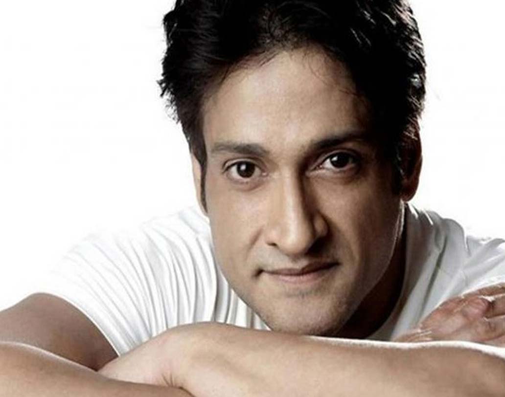 ৪৫ বছর বয়সে ২০১৭-র ২৮ জুলাই আকস্মিক হৃদরোগের শিকার হন অভিনেতা ইন্দ্র কুমারও। ১৯৯৬ সালে বলিউডে তিনি পা রাখেন ‘মাসুম’ ছবিতে। কুড়িটির বেশি সিনেমায় কাজ করেছেন ইন্দ্র।