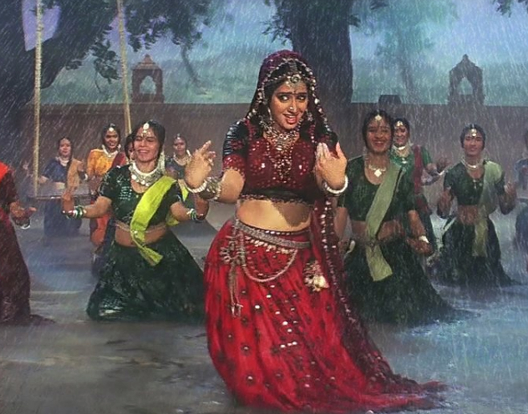 লমহে (১৯৯১): ‘লমহে’তে শ্রীদেবী ও অনিল কপূরের অনস্ক্রিন রোম্যান্স পছন্দ করেছিলেন দর্শকরা। জানেন কী, সে ছবিতে শ্রীদেবীর বিপরীতে অভিনয় করার জন্য তাঁর রিয়েল লাইফ পার্টনার বনি কপূরকে অফার করেছিলেন যশ চোপড়া? ছবিটি দুর্দান্ত সাফল্য পায় বক্স অফিসে।