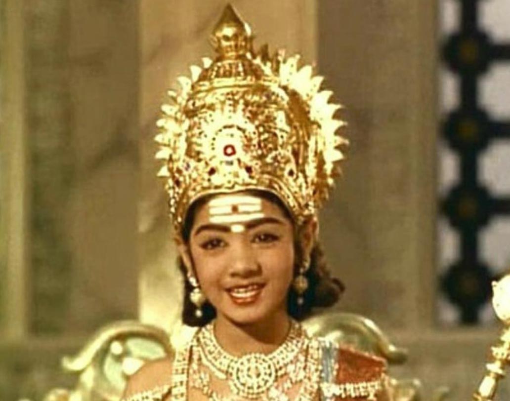 চার বছর বয়সে ১৯৬৯ সালে প্রথম ক্যামেরার মুখোমুখি হন শ্রীদেবী। তামিল ছবি ‘থুনাইভান’ তাঁর প্রথম ছবি। এর পর তামিল, তেলুগু এবং মালয়ালাম ভাষার অসংখ্য  ছবিতে শিশু অভিনেতা হিসেবে কাজ করেছেন তিনি।